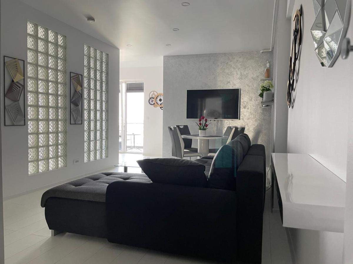 Luxury Westpark 2-Room Apartment Lakeview W5 Bukarest Exteriör bild