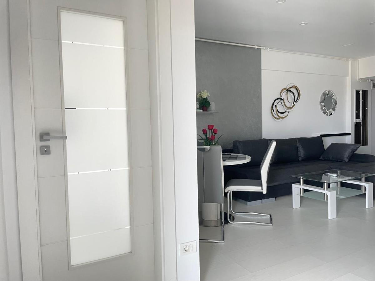Luxury Westpark 2-Room Apartment Lakeview W5 Bukarest Exteriör bild