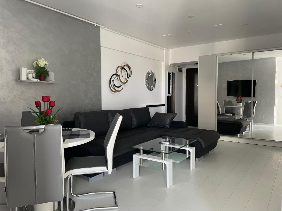 Luxury Westpark 2-Room Apartment Lakeview W5 Bukarest Exteriör bild