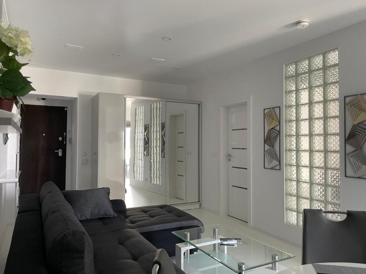 Luxury Westpark 2-Room Apartment Lakeview W5 Bukarest Exteriör bild