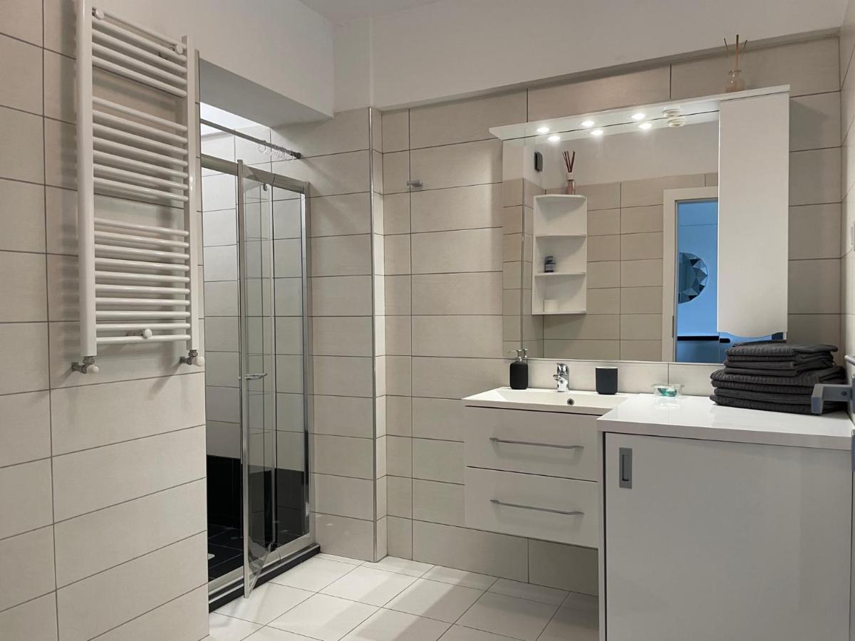 Luxury Westpark 2-Room Apartment Lakeview W5 Bukarest Exteriör bild