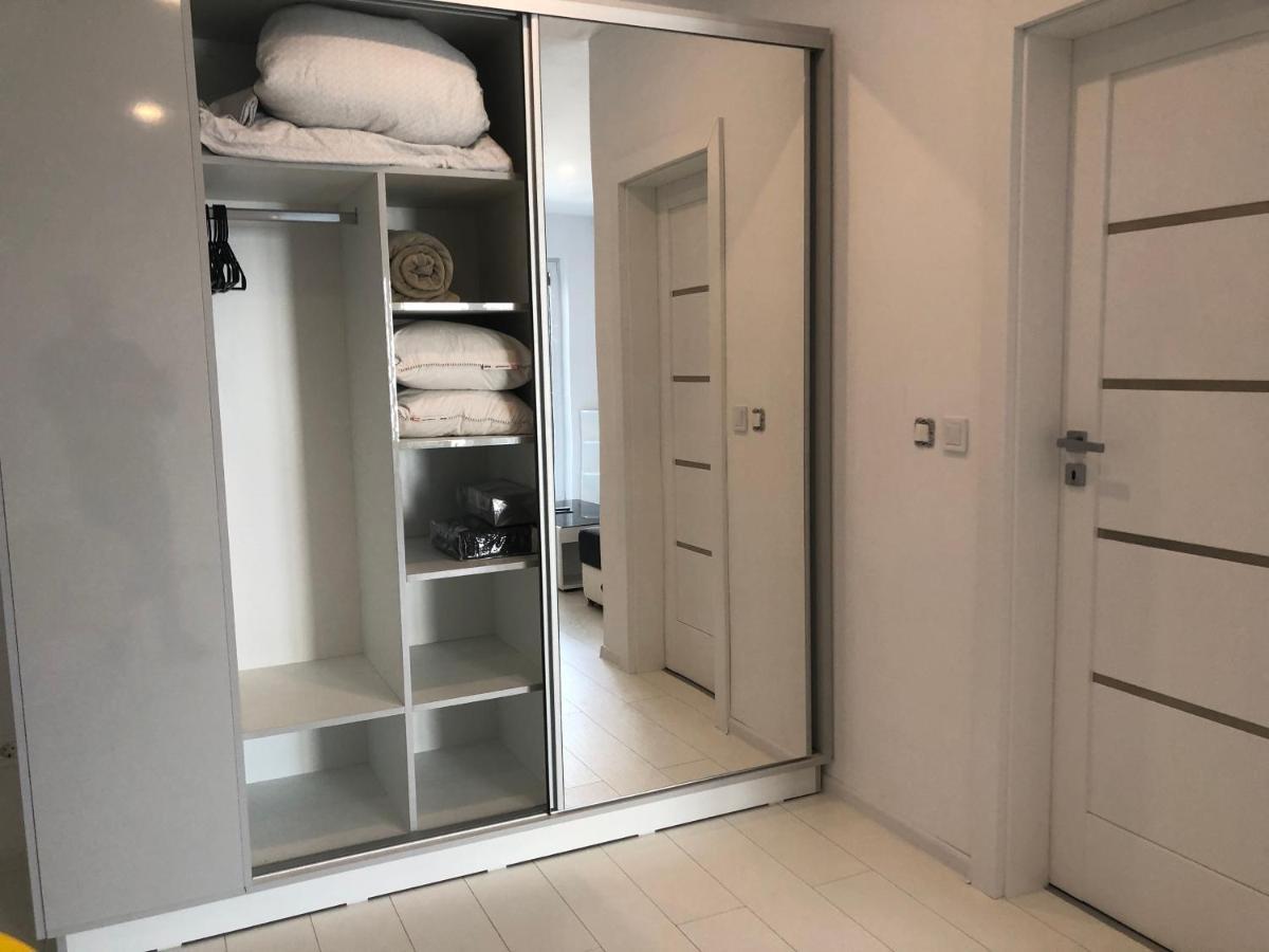 Luxury Westpark 2-Room Apartment Lakeview W5 Bukarest Exteriör bild